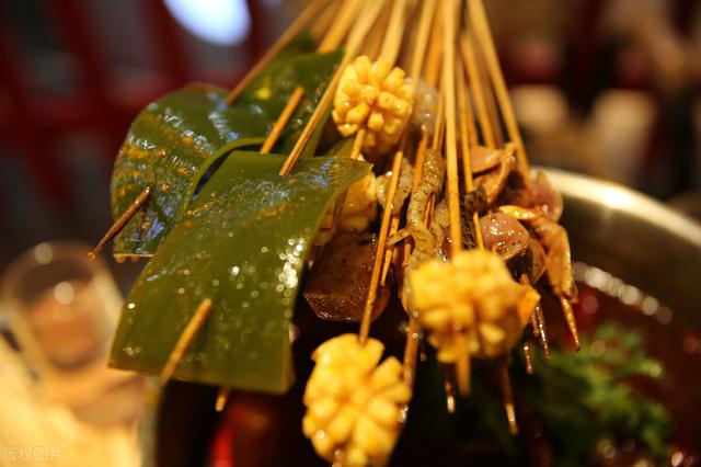 串串香挣钱吗多大的利润（串串香店靠饮料免费送活动年赚80万）-知联副业