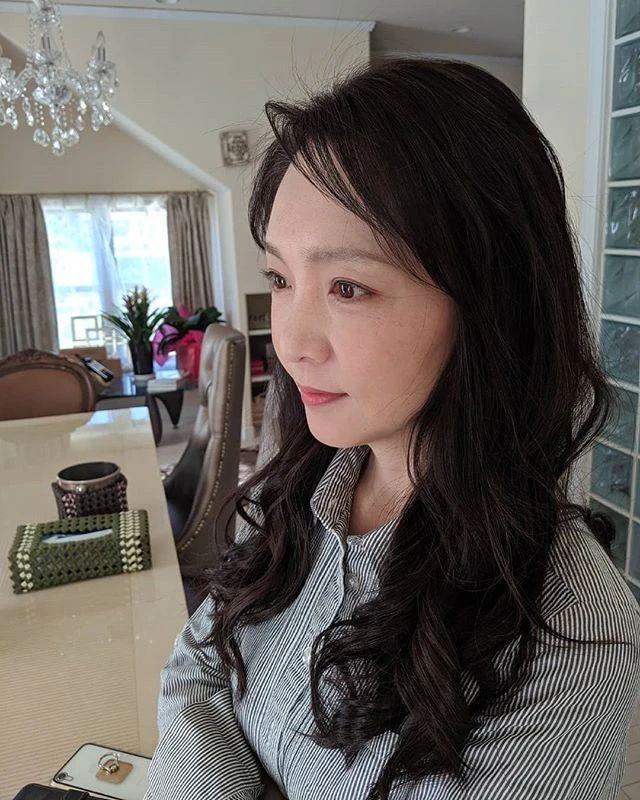 现在手工编织挣钱吗（家庭主妇靠编织手工包成为人生赢家）-知联副业